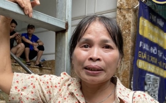 Người phụ nữ bật khóc vì suýt chết đuối trong hầm chung cư mini ở Hà Nội