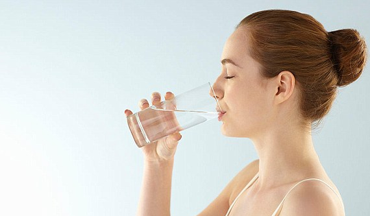 Uống nước có làm giảm huyết áp không?