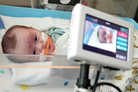 Gia đình theo dõi trẻ sinh non, mắc bệnh qua livestream