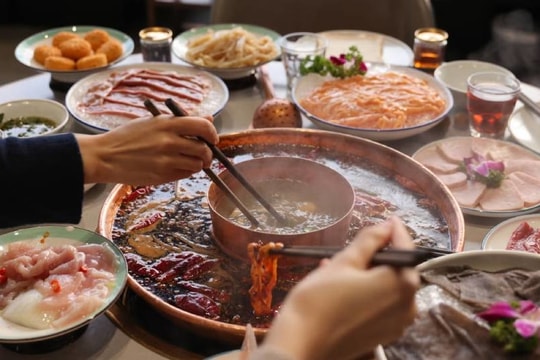 Ho dai dẳng vì ớt kẹt trong phổi sau bữa lẩu