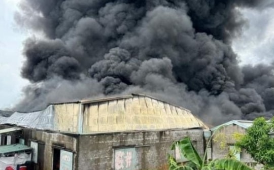 Cháy nhà xưởng công ty sản xuất bật lửa gas, 12 người nhập viện