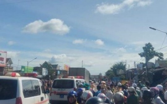 Xe Container mất lái tông vào nhà dân, 3 người tử vong