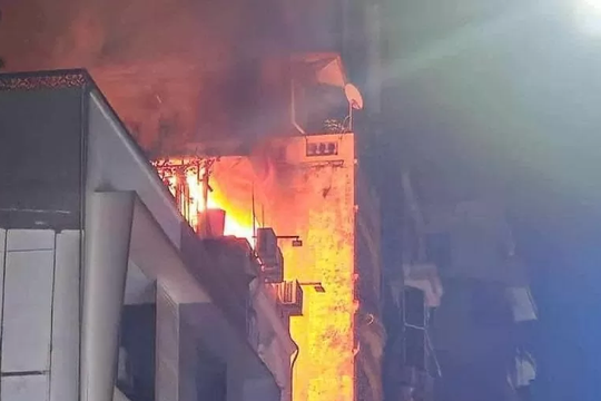 Hà Nội: Cháy nhà 4 tầng trong đêm, lửa đỏ rực, hàng xóm lo cháy lan