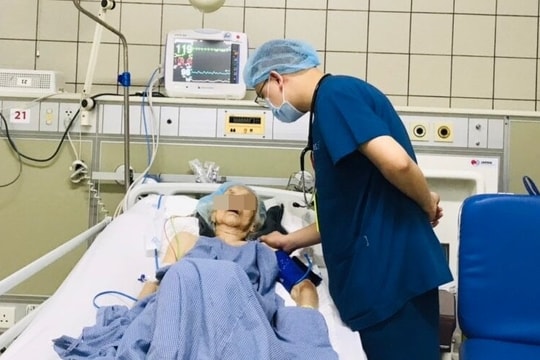 Khó ăn uống, cụ bà đi khám phát hiện tắc ruột phải mổ cấp cứu