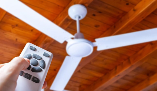 Quạt trần có tốn điện hơn quạt cây không? Thì ra bấy lâu nay nhiều người hiểu sai