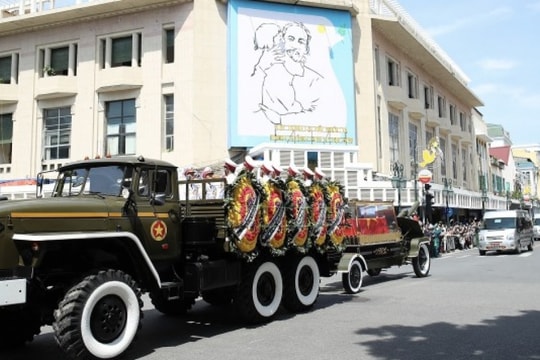 Linh xa chở linh cữu Tổng Bí thư Nguyễn Phú Trọng trên phố Hà Nội