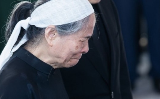 Bật khóc nhìn hình ảnh phu nhân Tổng Bí thư Nguyễn Phú Trọng trong giây phút biệt ly