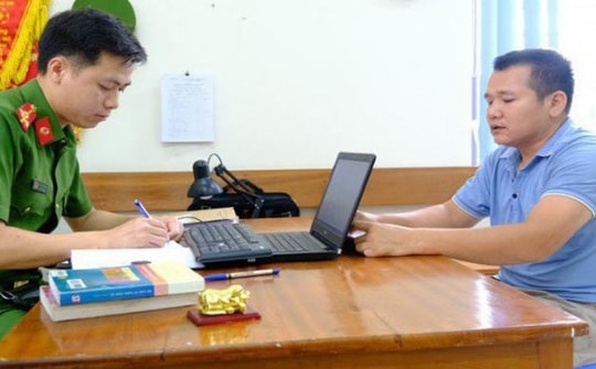 Tài xế container 'thông chốt', đâm vào xe CSGT