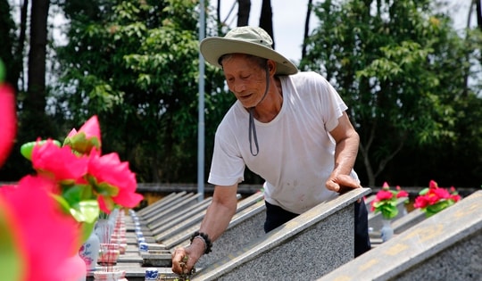 Bệnh binh gần 35 năm lặng thầm chăm 'giấc ngủ' đồng đội