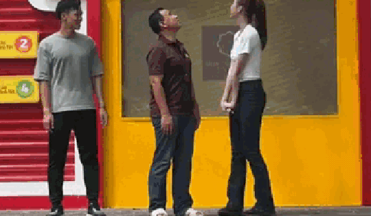 Biểu cảm hài hước của Quyền Linh, Quế Ngọc Hải khi đứng cạnh Hoa hậu Bảo Ngọc