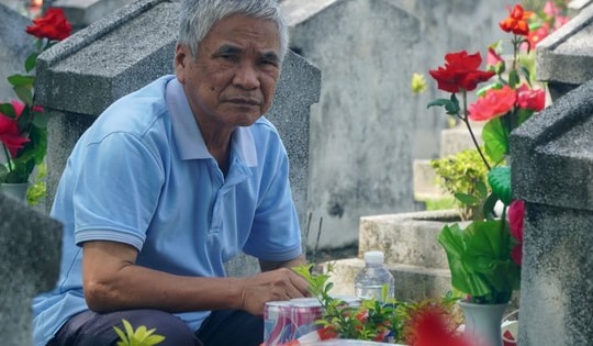 Người đàn ông 14 năm vượt hàng trăm km thắp hương ngôi mộ không hài cốt
