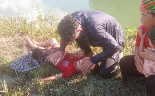 Chiến sĩ công an cứu 2 cháu bé chới với giữa lòng hồ thủy điện