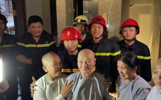 Vừa dập tắt đám cháy, lại vội chạy đi cứu người kẹt trong thang máy