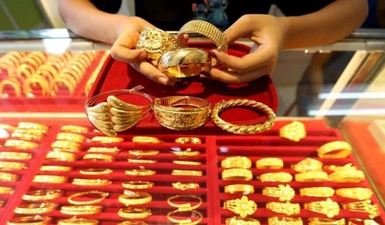 Vàng tăng nhẹ, dầu tiếp tục giảm, chứng khoán phục hồi trên thị trường châu Á