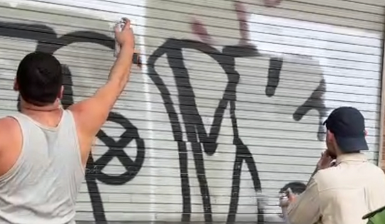 TPHCM: Hai thanh niên nước ngoài bị trục xuất do vẽ graffiti bậy