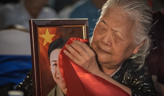 Xúc động khoảnh khắc nhiều gia đình bật khóc khi đón nhận di ảnh liệt sĩ đã được phục dựng