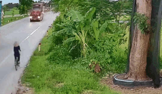 Video: Thót tim cảnh xe tải chạy ngược chiều với tốc độ cao, suýt gây tai nạn liên hoàn