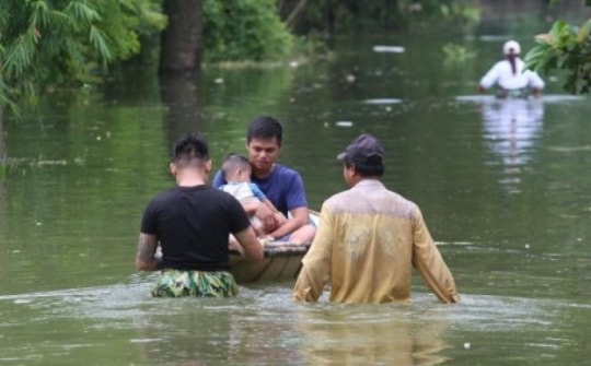 Đắp đê ngăn lụt ở ngoại thành Hà Nội