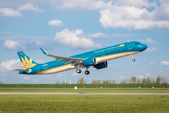 Cổ phiếu Vietnam Airlines 'cất cánh' trở lại, tăng trần sau khi vốn hóa đã 'bay' hơn 30.000 tỷ trong chưa đầy một tháng