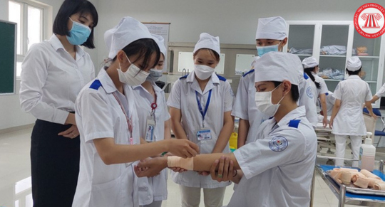 Trang phục của điều dưỡng viên, hộ sinh viên, y sỹ tại cơ sở khám bệnh, chữa bệnh