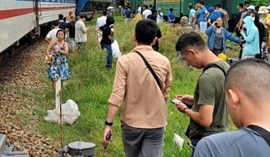 Thông tuyến đường sắt Bắc – Nam sau sự cố tàu trật bánh ở Thừa Thiên Huế