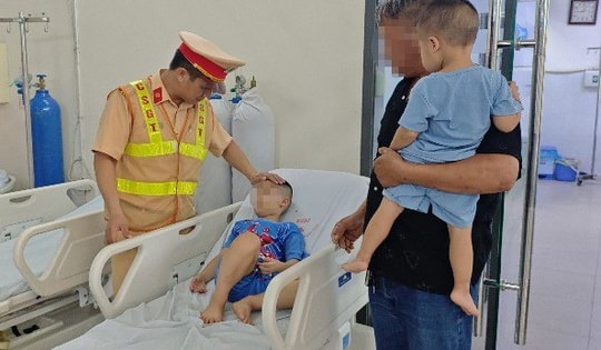 Đại úy CSGT kịp thời sơ cứu cháu bé bị co giật trên cao tốc