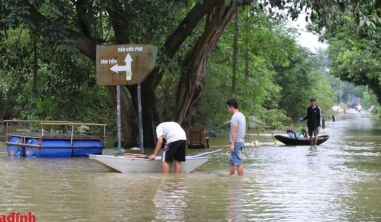 Hà Nội: Nước ngập sâu gần 2m, hàng ngàn hộ dân vùng "rốn lũ" bị cô lập