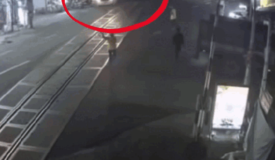 Video: Khoảnh khắc xe bán tải bị tàu hỏa húc văng, khiến 5 người thương vong ở Đồng Nai