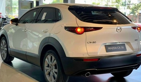 Xe ô tô gầm cao đáng mua nhất giá dưới 700 triệu đồng: Chọn Mazda CX-30 Luxury hay Mitsubishi Xpander Cross?