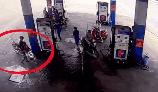 Video: Hoảng hồn cảnh nam thanh niên có dấu hiệu "ngáo đá" châm lửa đốt cây xăng