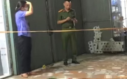 Chồng tìm tới phòng trọ chém vợ tử vong