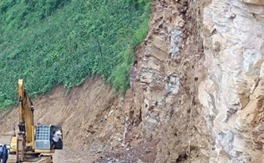 Trên đường về nhà, hai bố con bị đá đè chết