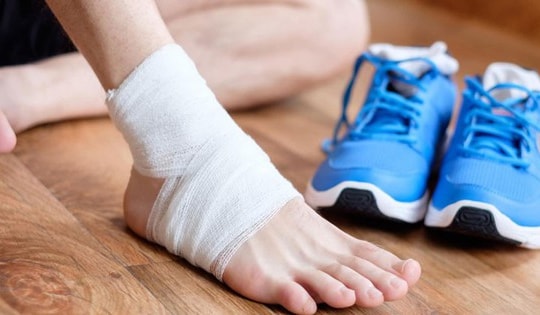 Xử trí bong gân cổ chân đúng cách để tránh tái phát