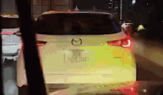 Hà Nội: Xe ô tô con đi vào làn khẩn cấp, quyết không nhường đường cho xe ưu tiên