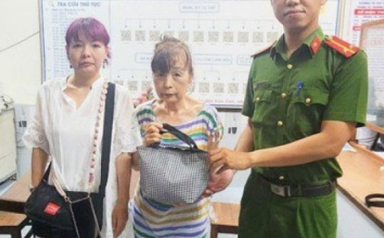 Nữ du khách bật khóc nức nở vì được Công an Đà Nẵng giúp đỡ tìm lại túi xách