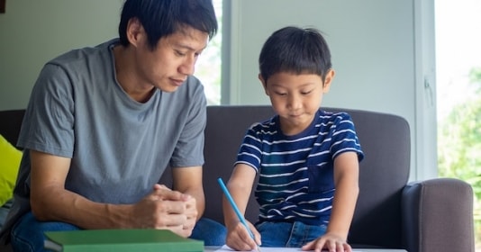 Ông bố Hà Nội lên mạng xin ý kiến chọn trường cấp 1, phụ huynh "thả" 1 câu gây tranh cãi: Không có tiền thì nghĩ nhiều!