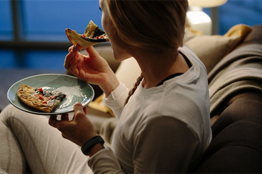 Ăn đêm có bị đột quỵ?