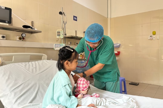 Trái tim người lạ đập trong lồng ngực bé 7 tuổi