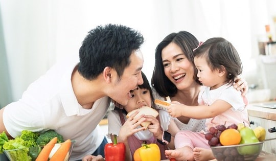 Bảo đảm sức khỏe bản thân cũng chính là đồng hành tương lai tốt đẹp cho con cái