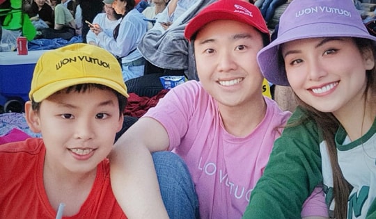 Con trai Hoa hậu Diễm Hương cùng bố dượng bán trà chanh ở bãi biển Canada