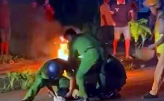 Người đàn ông đốt xe máy khi CSGT yêu cầu thổi nồng độ cồn