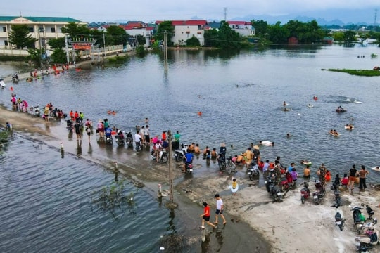 Cánh đồng, đường làng thành nơi nhào lộn, bơi lội những ngày ngập lụt