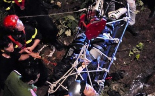 Cứu nam thanh niên đi xe máy rơi đèo Prenn ở Đà Lạt trong đêm