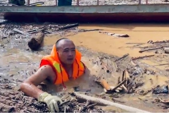 Chiến sĩ công an, quân đội bơi trong biển củi tìm người mất tích