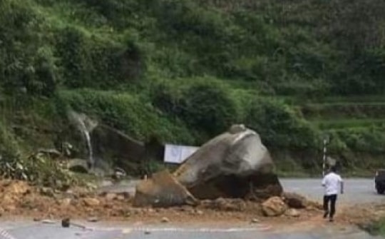 Dùng thuốc nổ phá tảng đá khủng án ngữ đường qua thị xã Sa Pa