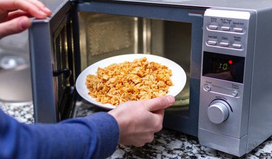Thời gian chuẩn để hâm nóng thức ăn trong lò vi sóng giữ nguyên dưỡng chất
