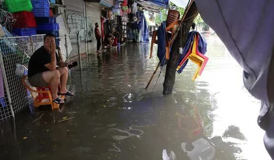 Mang 5 tỷ đồng đi mua nhà ngày mưa to nhất, người đàn ông liên tiếp thắng lớn