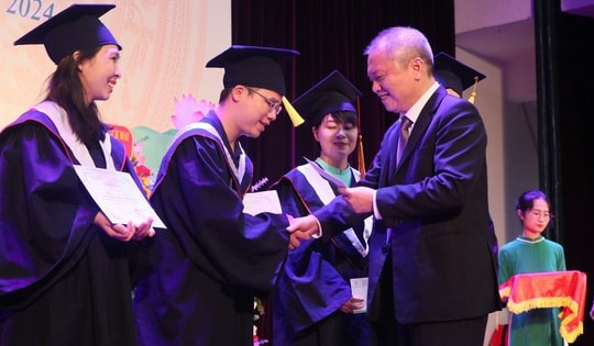 Đào tạo nhân lực y tế là giải pháp căn cơ để cải thiện và nâng cao chất lượng chăm sóc y tế cho người dân