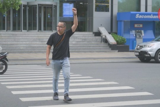 Người đi bộ qua đường phải có tín hiệu bằng tay, từ ngày 01/01/2025
