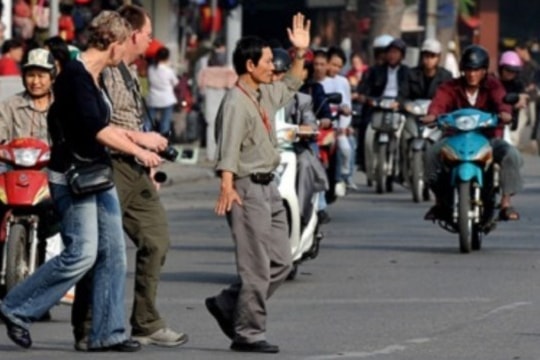 Từ 01/01/2025, người đi bộ qua đường phải có tín hiệu bằng tay trong các trường hợp sau